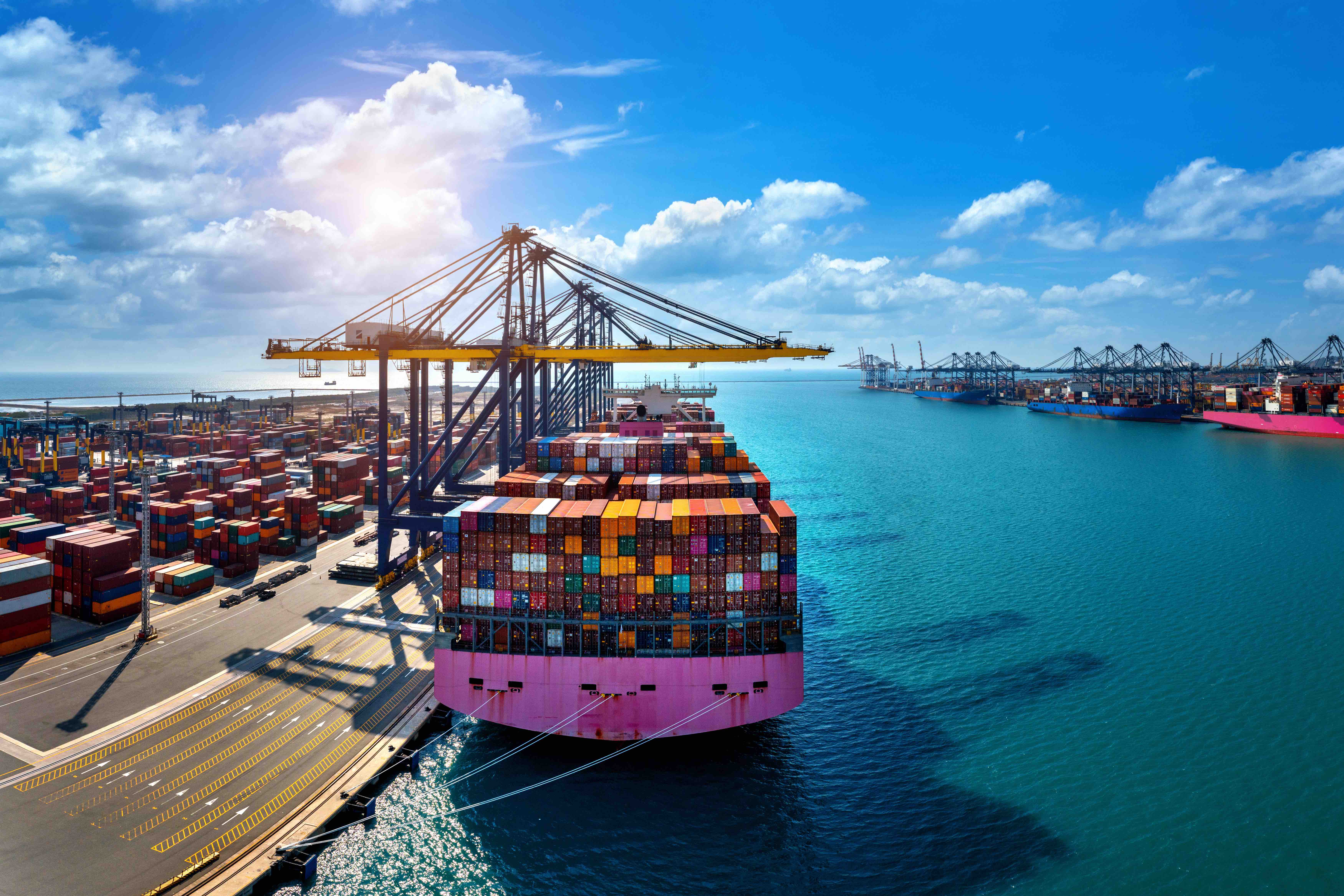 Cargo ship at sea. Source: Freepik